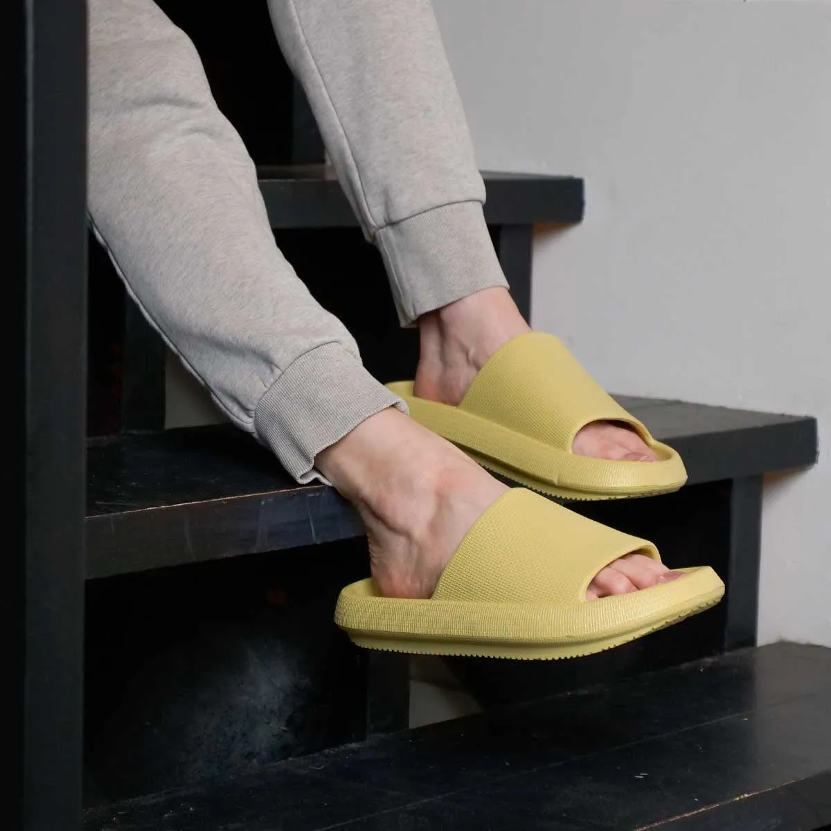 Wholesale Women's Vegan Comfy'z Slides